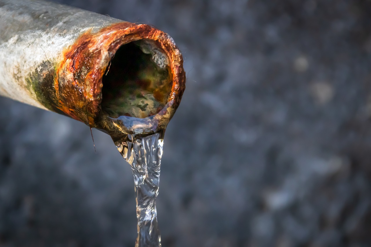 Trinkwasserverordnung und Trinkwasserqualität. Austausch von Wasserleitungen.